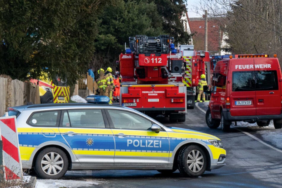 Polizei, Feuerwehr und Rettungskräfte waren am Dienstag im Roßweiner Ortsteil Seifersdorf im Einsatz. Hier kam es zu einer Verpuffung in einem Wohnhaus.