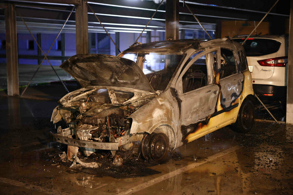 Die Flammen zerstörten den gelben Fiat Panda völlig. Er stand in einem Parkhaus am Otto-Dix-Ring.