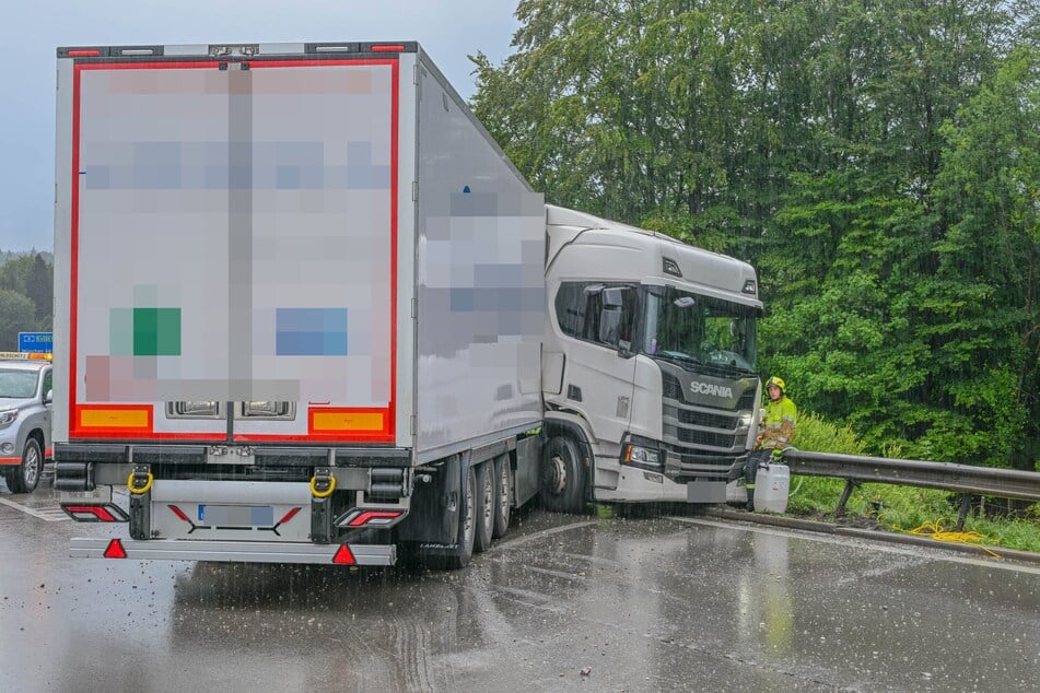 Der Lkw steht quer auf der Fahrbahn der A8.