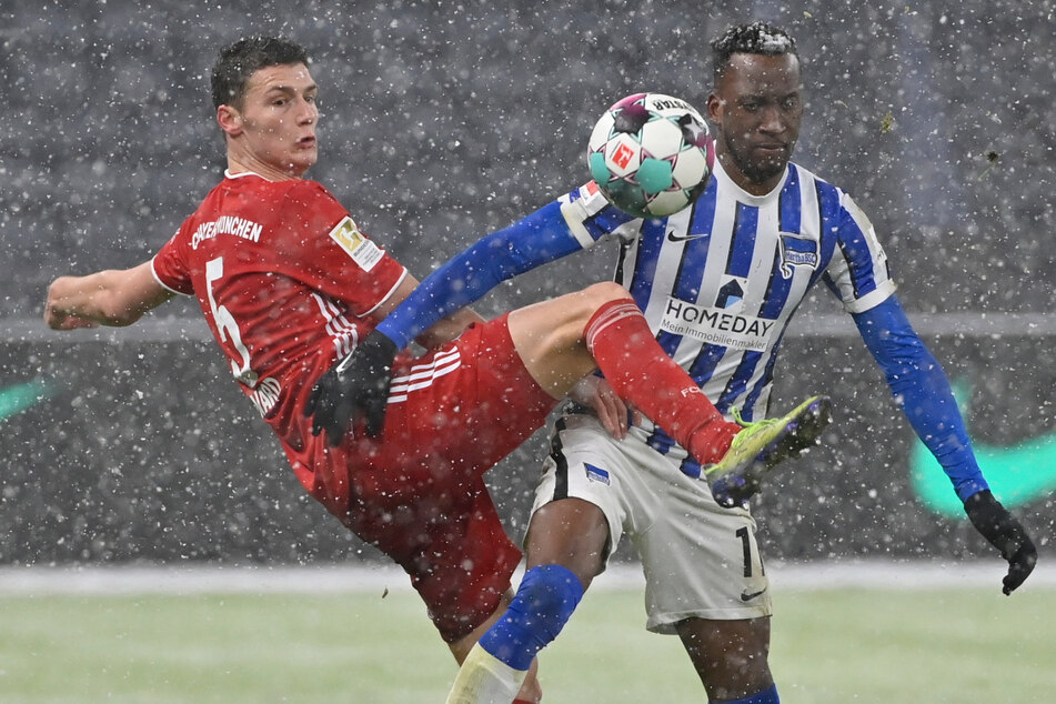 Herthas Dodi Lukebakio (r.) im Zweikampf Benjamin Pavard.