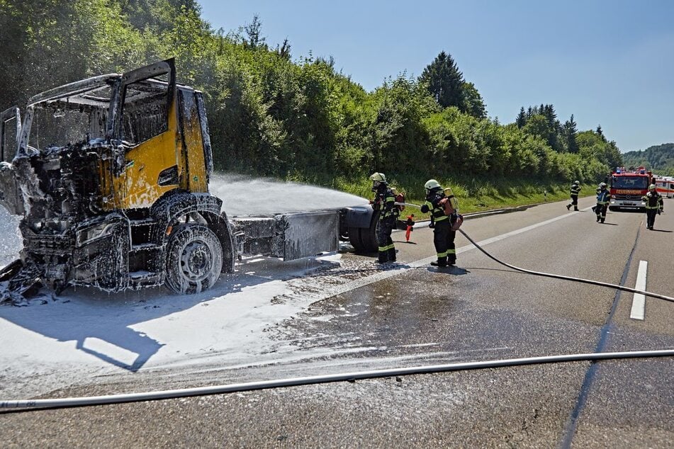 Der Lastwagen konnte noch auf den Standstreifen gelenkt werden.