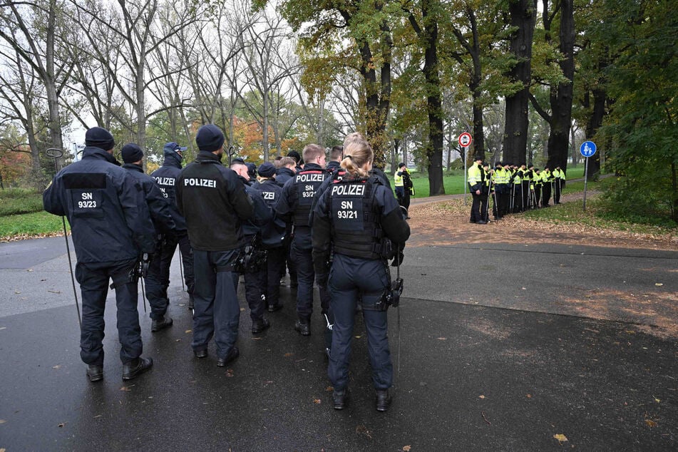 Ein Waldstück wird von Polizisten zuerst durchkämmt.