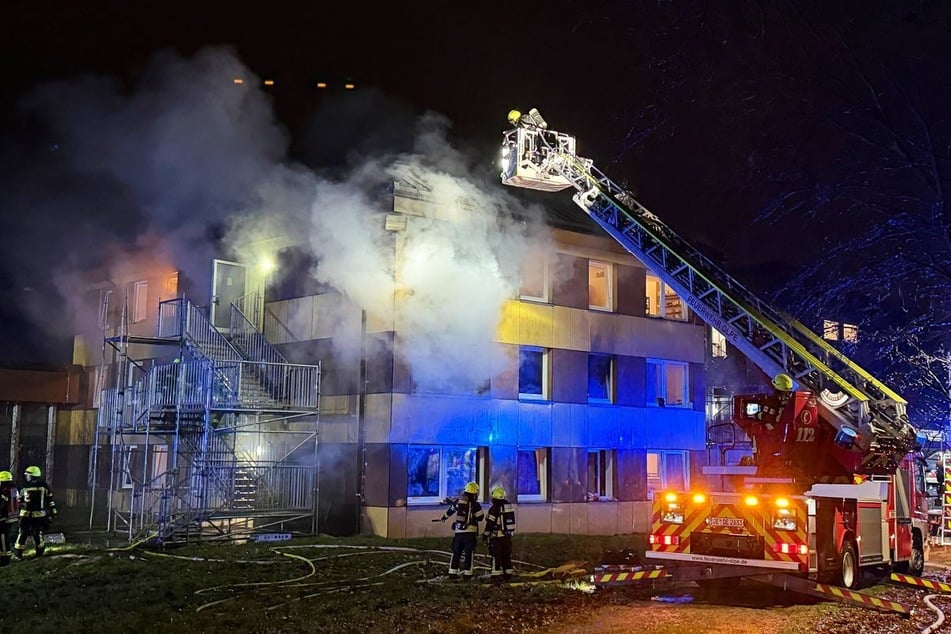 Der Brand war in einem der Zimmer des dreistöckigen Gebäudes ausgebrochen.