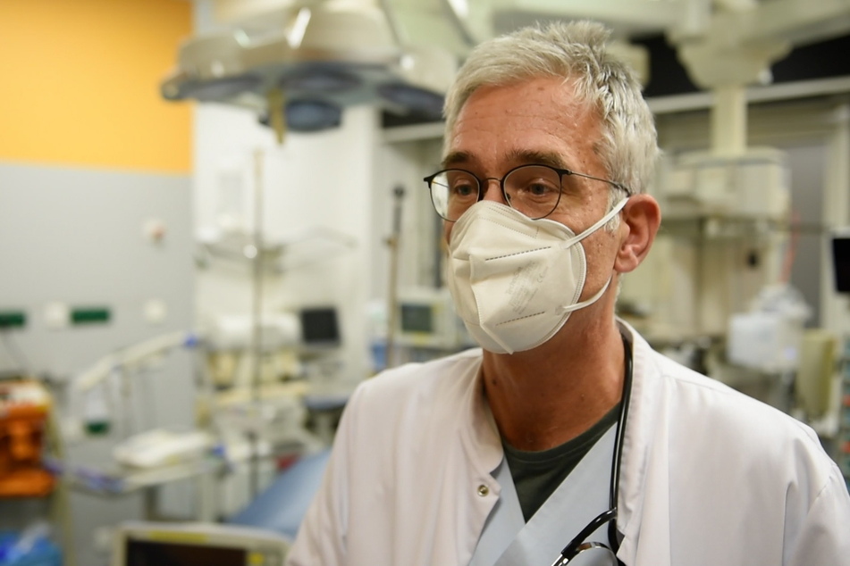 Prof. André Gries (56) appelliert an Rettungsdienste und Patienten: Bitte nur noch wirklich schwere Notfälle ins Uniklinikum – andere Patienten sollten in kleineren Kliniken und Arztpraxen behandelt werden.
