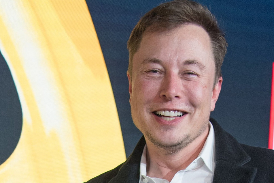 Elon Musk lächelt nach der Verleihung des Goldenen Lenkrads.