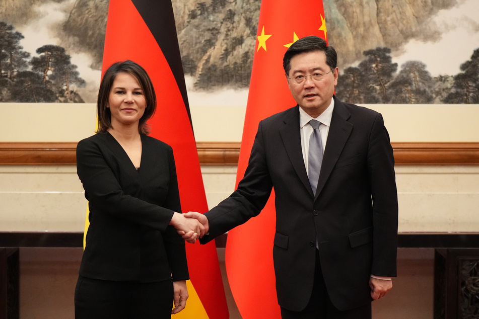 Ministerin Annalena Baerbock (42, l.) richtete deutliche Worte an Peking.