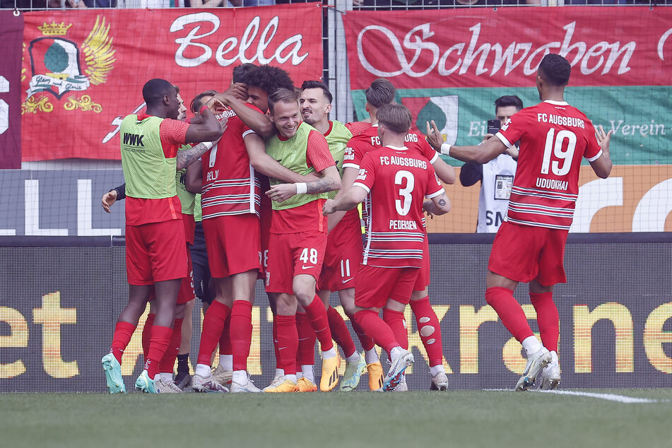 Augsburg bejubelt den letztendlich spielentscheidenden Treffer zum 1:0 durch Dion Beljo (M.).