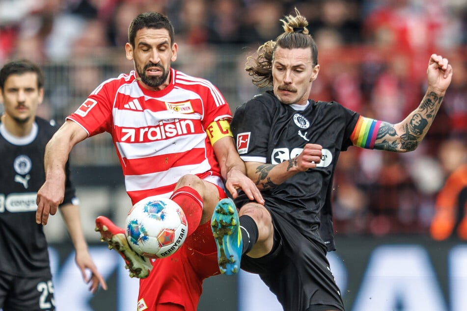 Kapitän Jackson Irvine (33, r) kehrt nach seiner Sperre zurück.