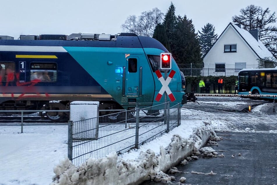 Schulbus auf Bahnübergang festgefahren: Zugführer mit Handys gewarnt
