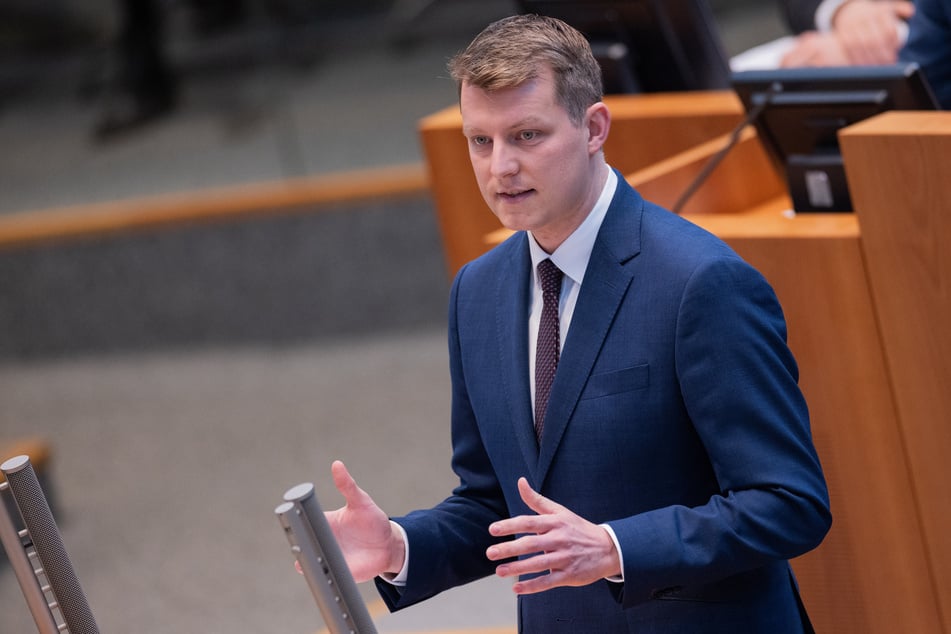 Henning Höne (37), Vorsitzender der FDP-Fraktion, reichen Lippenbekenntnisse zur Aufklärung der tödlichen Messerattacke in Solingen nicht aus.