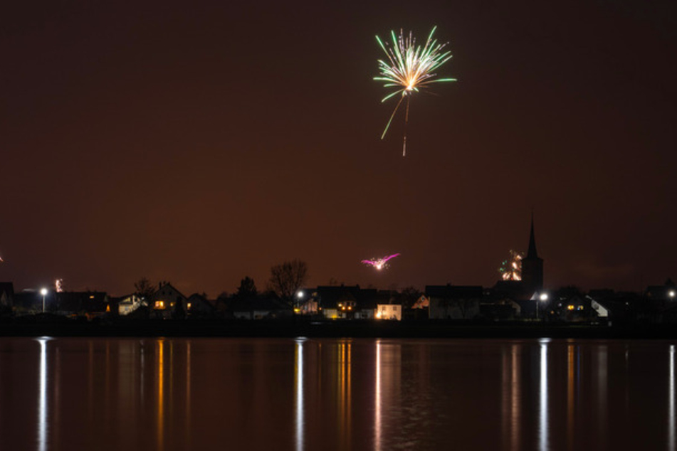 Nur wenige Silvesterraketen sind über der Ortschaft Ebing zu sehen.