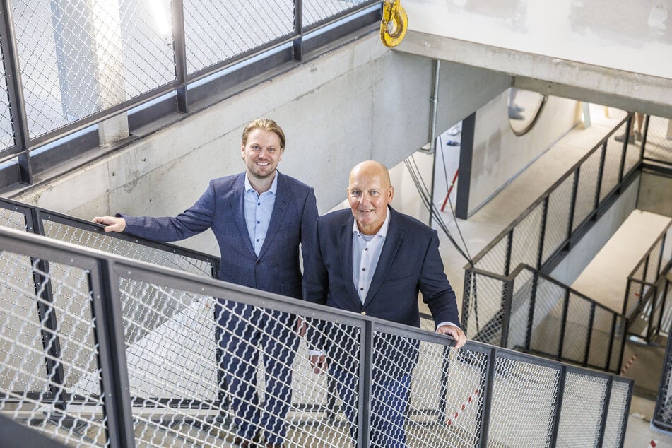 SachsenEnergie-Prokurist Frank Neuber (57, r.) und Torsten Fahrig (49), Chef des Technologiezentrums Dresden.