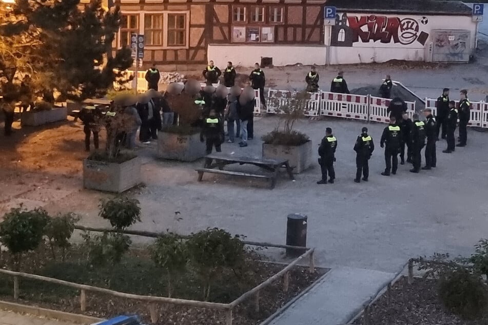 Polizei umstellt Blasiikirchplatz: 19 Jugendliche kontrolliert