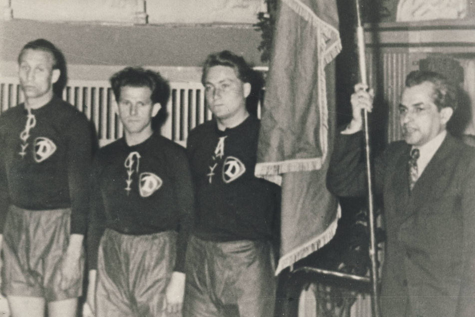 Bei der Gründungsfeier: Die drei Dynamo-Spieler Kurt Fischer (v.l.n.r.), Rudolf Möbius und Karl-Heinz Duffke und der erste Vorsitzende Heinz Tülch.