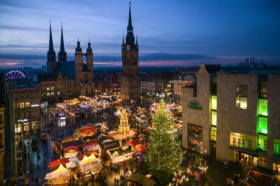Der Marktplatz in Halle verwandelt sich im Advent in einen zauberhaften Weihnachtsmarkt.