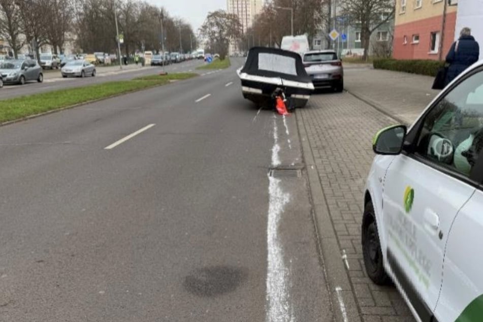 In der Magdeburger Altstadt ist ein Sportboot von einem Anhänger gerutscht.