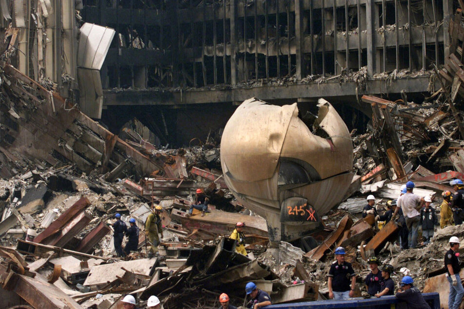 Die 25 Tonnen schwere Bronzeskulptur "Große Kugelkaryatide" (auch bekannt als "The Sphere") von Bildhauer Fritz Koenig (1924-2017) liegt vor dem World Trade Center nach den Terroranschlägen vom 11. September 2001 in Schutt und Asche.