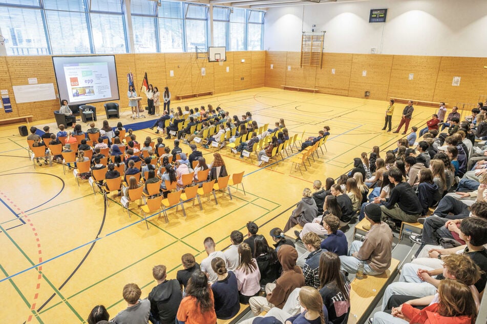 Auf der Dresden International School (DIS) sind insgesamt 244 Sechst- bis Zwölftklässler, die den Kurs "Individuals and Societies" haben, in dem sie über aktuelle politische Themen debattieren.
