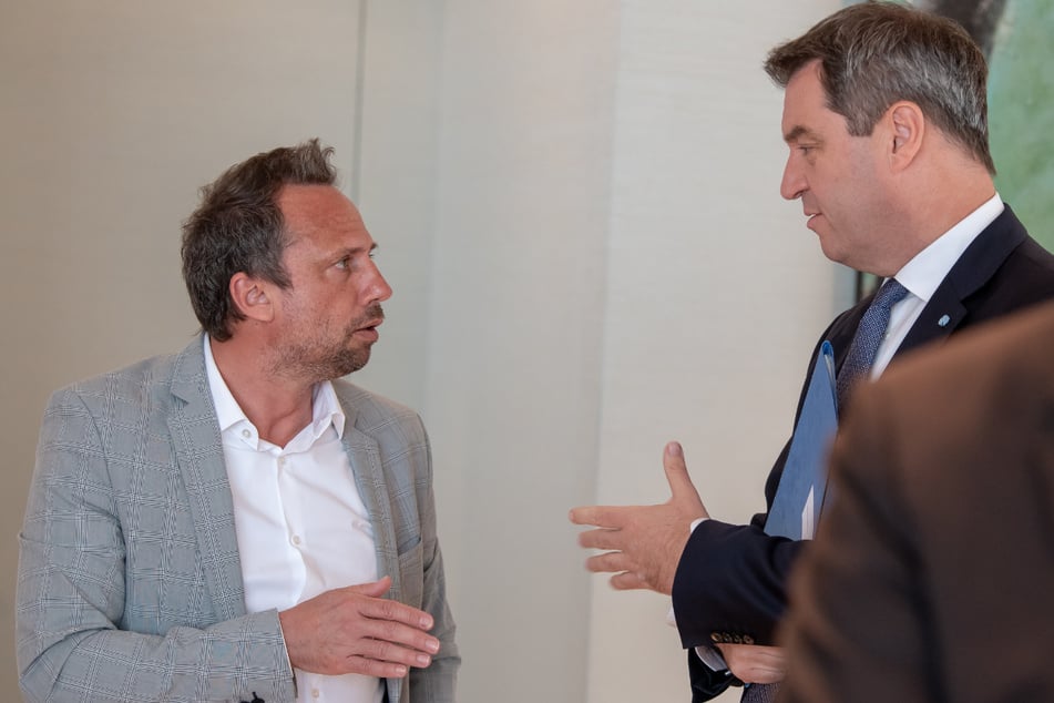 Thorsten Glauber (50, l., Freie Wähler), Staatsminister für Umwelt und Verbraucherschutz, und Markus Söder (54, CSU), Ministerpräsident von Bayern. (Archiv)
