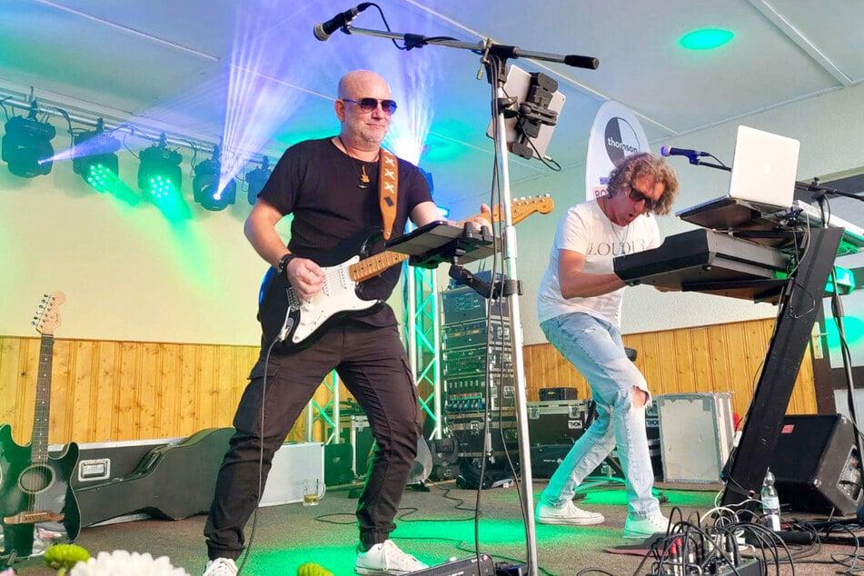 Live-Musik, Sonnenschein und gute Laune – die Chemnitzer Band "thomson" rockt, was das Zeug hält.