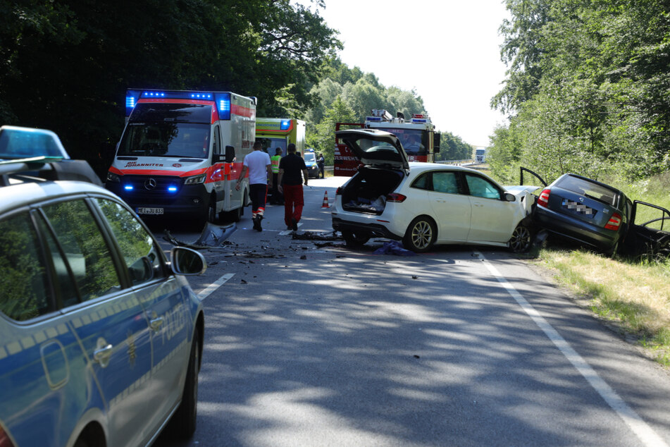 Polizei, Rettungsdienst und Feuerwehr an der Unfallstelle.