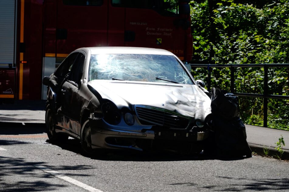 Der Mercedes, in dem der Mann unterwegs war, wurde zur Rekonstruktion des Unfalls sichergestellt.