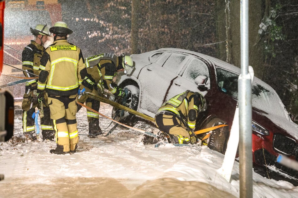 Auto will anderen Wagen aus Glatteis-Falle retten und gerät selbst in Gefahr