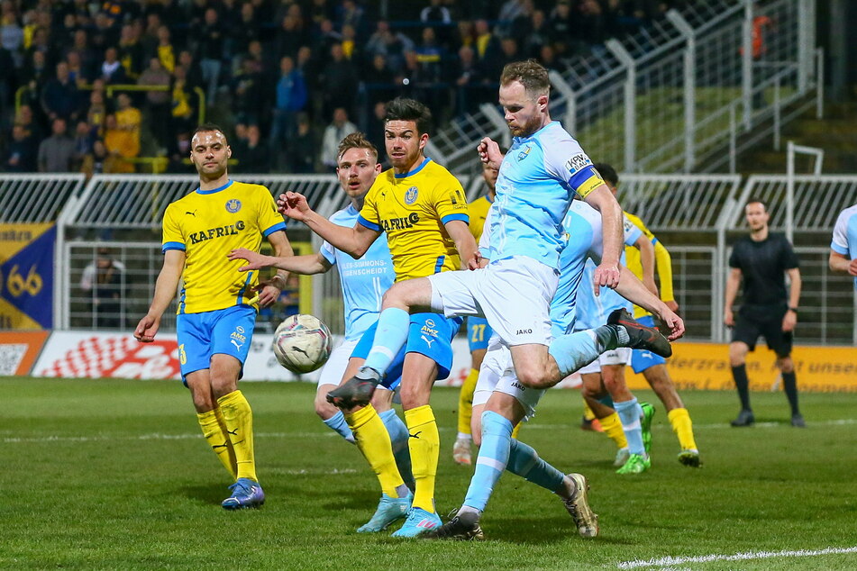 Tobias Müller (29, v.) schlägt den Ball vor zwei Spielern von Lok Leipzig weg. Spielt der CFC-Leitwolf heute in Probstheida von Anfang an?
