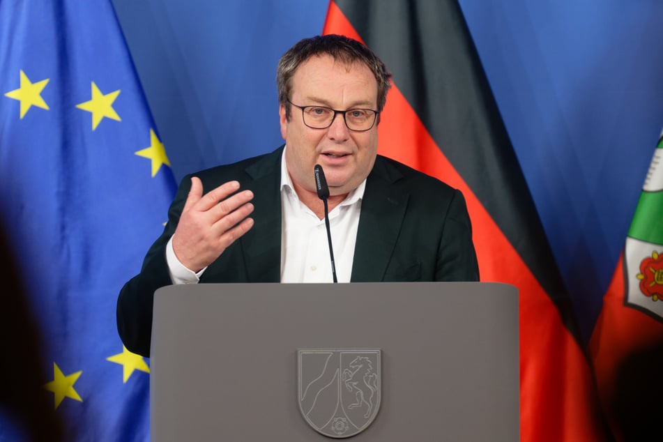 NRW-Verkehrsminister Oliver Krischer (56, Grüne) will rund 836 Millionen Euro in den Ausbau der Bahninfrastruktur der S11 stecken. (Archivbild)