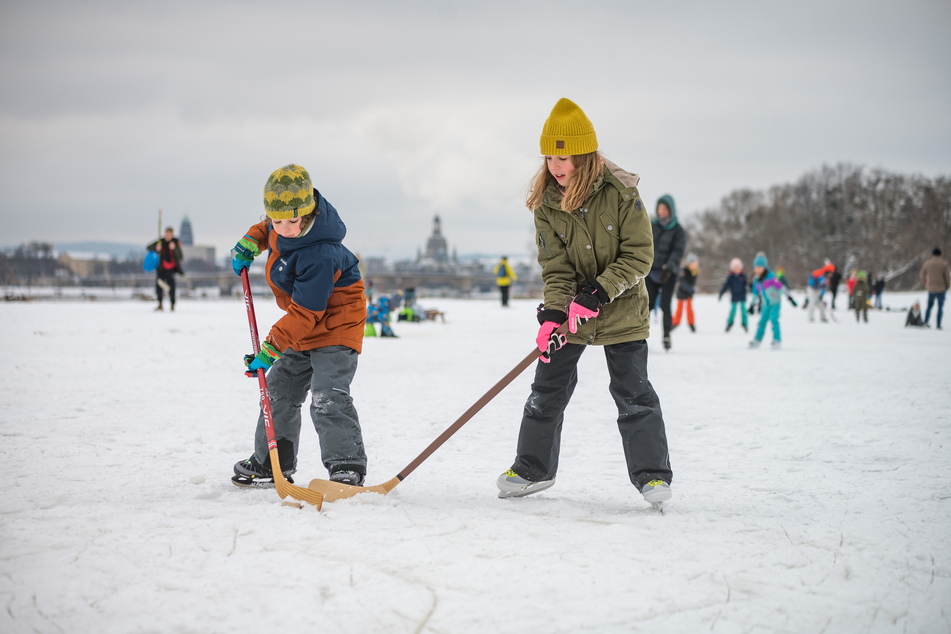 Frieda (9) und Carl (6) haben ihren Spaß und spielen Eishockey.