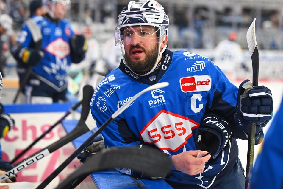 Travis Turnbull (40) hinterlässt bei den Dresdner Eislöwen große Fußstapfen.