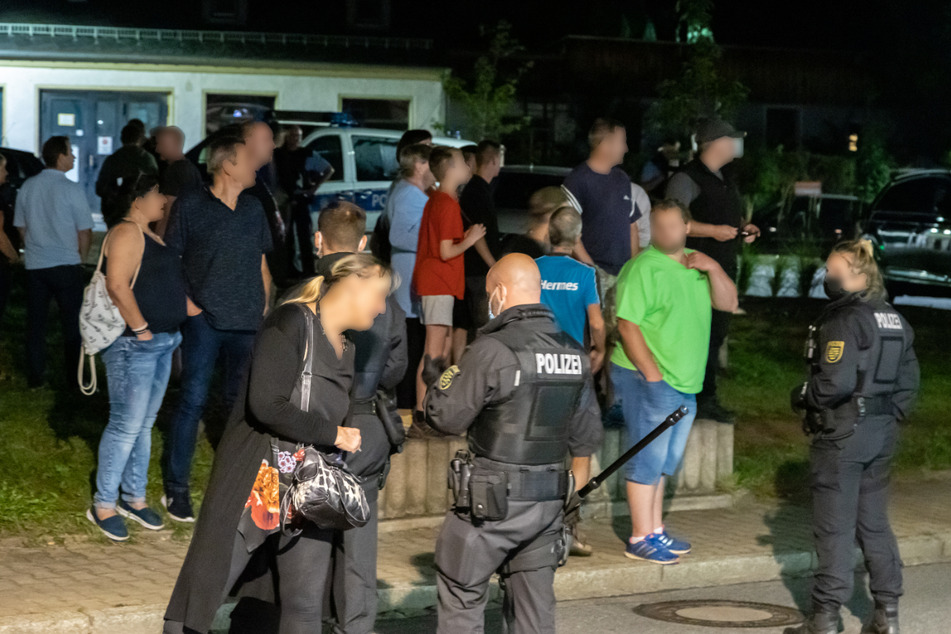 Die Demonstranten trugen alle keine Masken an dem Abend. Außerdem wurden sie auch den Polizeibeamten gegenüber beleidigend.