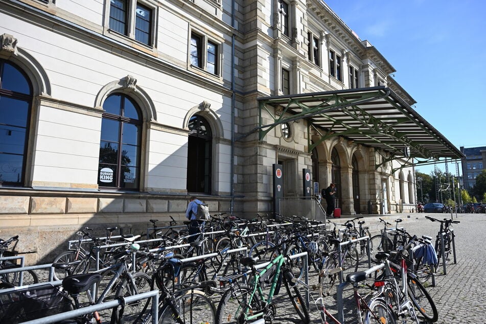 Stellplätze gibt es vor dem Bahnhof genug, jedoch werden die Räder nicht überwacht.