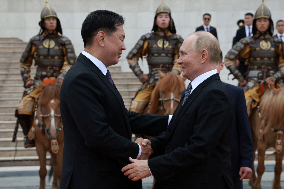 Mongolian President Ukhnaagiin Khurelsukh (l.) welcomed his Russian counterpart Vladimir Putin, who has an outstanding ICC arrest warrant out in his name.