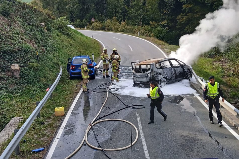 Die Landesstraße 37 war aufgrund des Einsatzes rund eine Stunde in beiden Richtungen gesperrt.