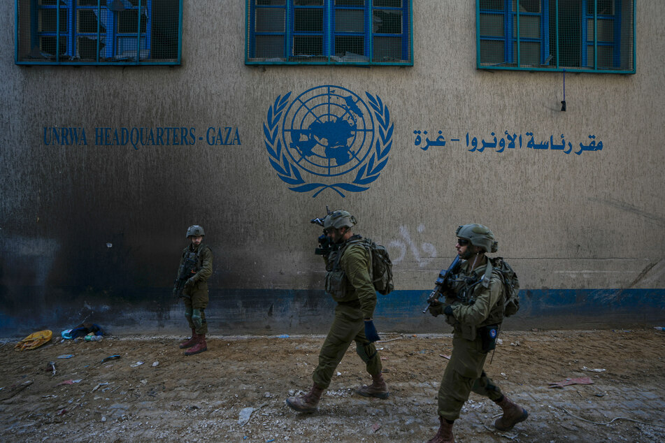 Israelische Soldaten gehen in Position, als sie das Gebiet des UNRWA-Hauptquartier betreten hatten, in dem das Militär Tunnel unter dem UN-Hilfswerk entdeckt hatte.