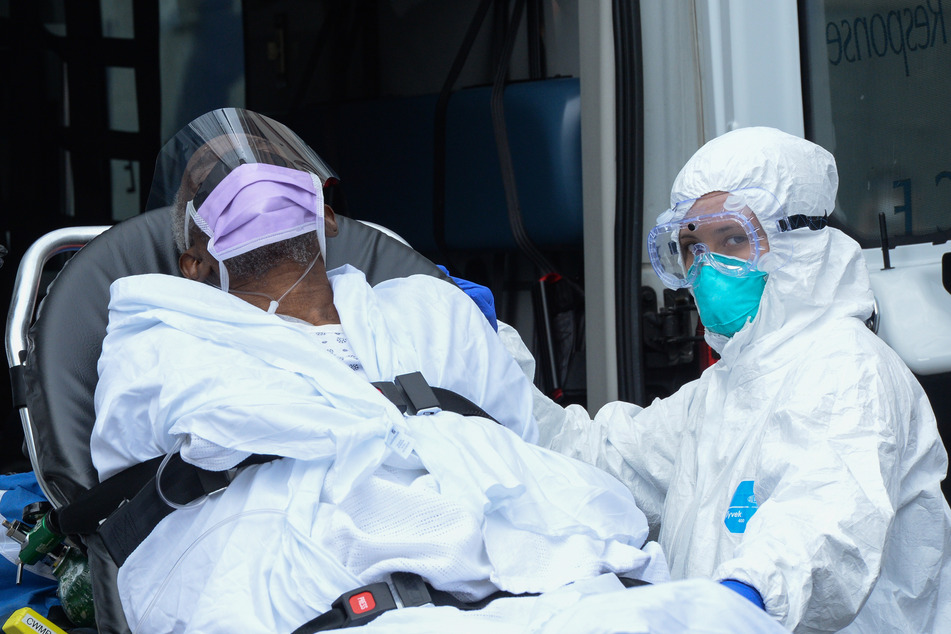 Ein medizinischer Notfalltechniker verlegt ein Coronavirus-Opfer im New Yorker South Bronx Lebanon Hospital Center.