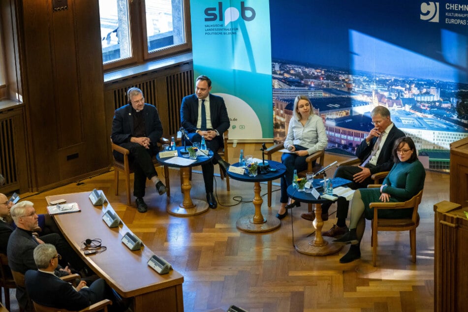 Podiumsdiskussion im Stavosaal mit John Witcombe (l.) und Landtagspräsident Alexander Dierks (37, CDU, 2.v.l.).