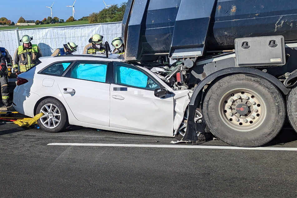 Für den Autofahrer kam nach dem Unfall auf der A93 bei Hof in Bayern jegliche Hilfe zu spät, er erlag noch vor Ort seinen schweren Verletzungen.
