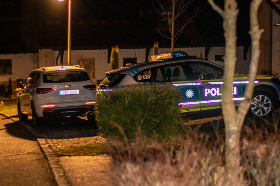 Ein Polizeiauto steht in Schwarzach in der Nähe des Tatorts. Hier ist ein Mann in einem Park ausgeraubt worden.