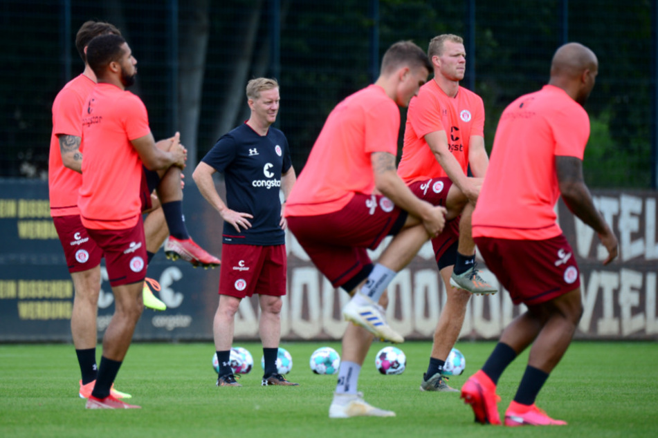 St. Paulis Trainer Timo Schultz (43) verfolgt das Training seiner Mannschaft. (Archivbild)