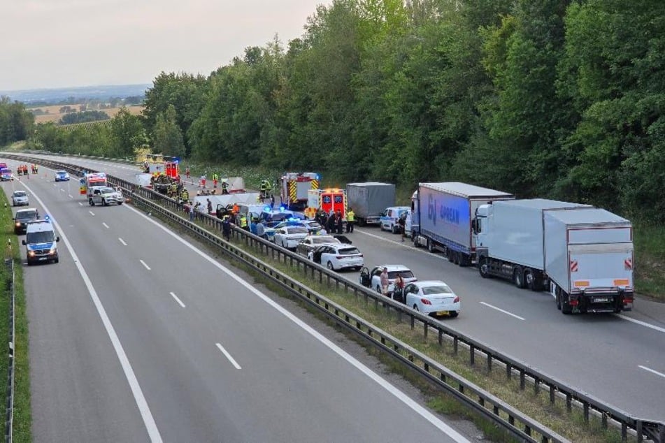 Die Autobahn musste zeitweise komplett gesperrt werden.