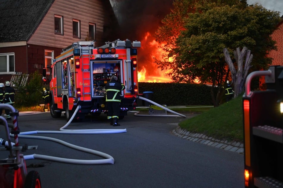 Feuerwehrleute löschten am Samstagabend den Carport-Brand