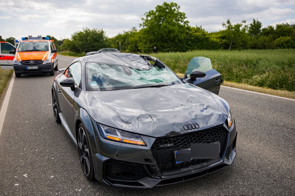 Die Beschädigungen am grauen Audi TT sprechen Bände über die Wucht des Aufpralls