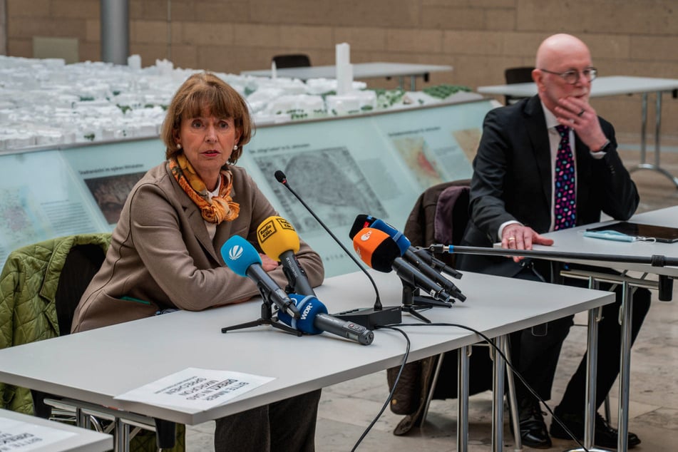 Henriette Reker (64) im Rahmen der Pressekonferenz mit Polizeipräsident Uwe Jacob.