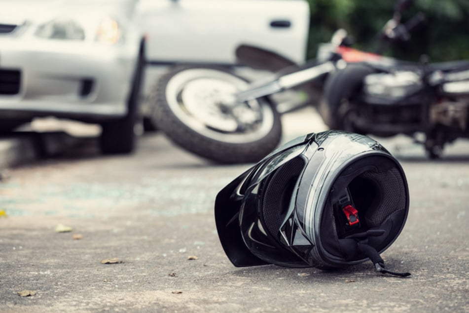 Der 59-jährige Fahrer berührte den Bordstein und verlor daraufhin die Kontrolle. (Symbolbild)