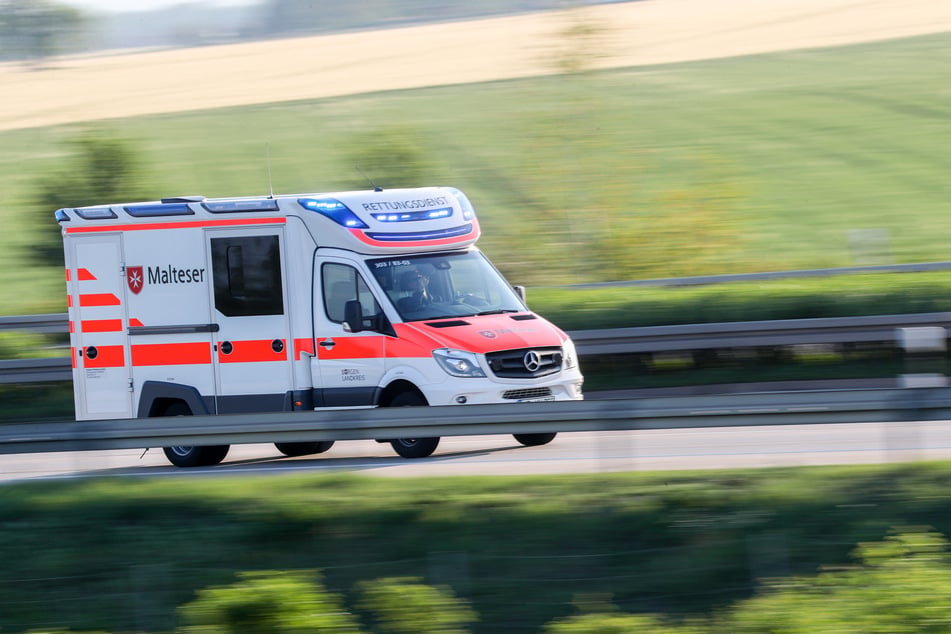 Kia kommt von Straße ab und kracht gegen Baum, 52-Jähriger tot