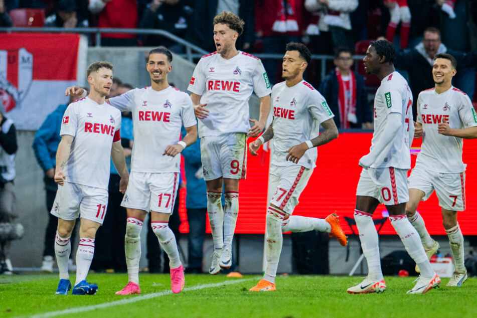 Jubel über den 2:1-Treffer des 1. FC Köln gegen Borussia Mönchengladbach (v.l.n.r.): Florian Kainz (31), Leart Pacarada (29), Luca Waldschmidt (27), Davie Selke (28), Faride Alidou (22) und Dejan Ljubicic (26).