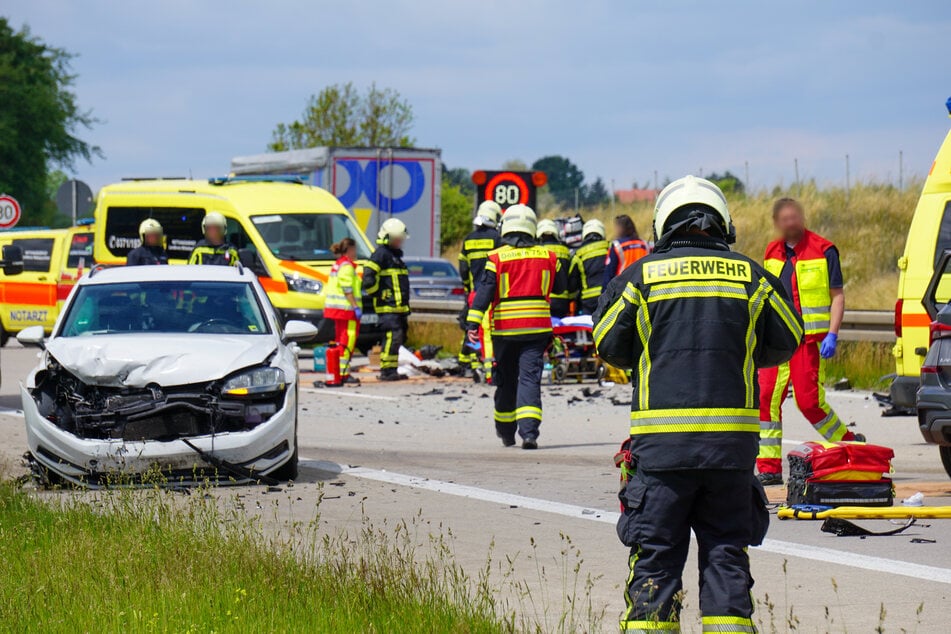 Insgesamt waren drei Fahrzeuge in den Crash verwickelt.
