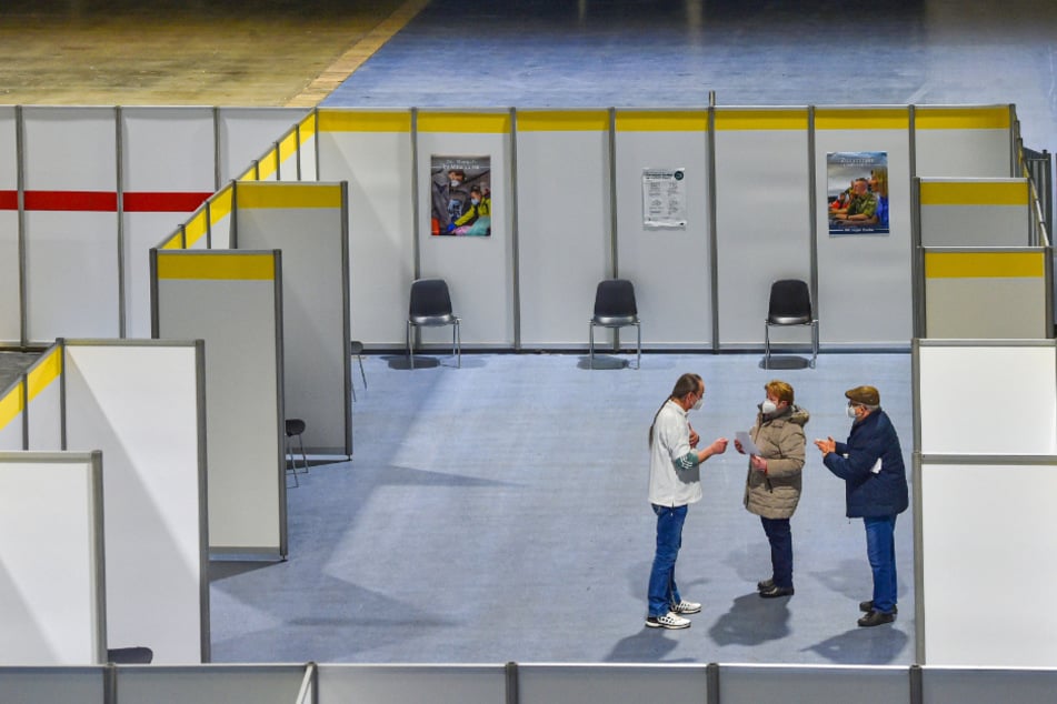 Impfstart in der Sachsen-Arena in Riesa: Nur wer einen Termin hatte, darf rein. Schlangen gab es deshalb zum Impfstart nicht.